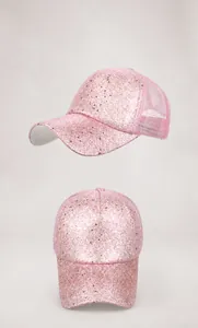 Detailansicht der pinken Pailletten-Baseballkappe mit atmungsaktivem Mesh-Rücken