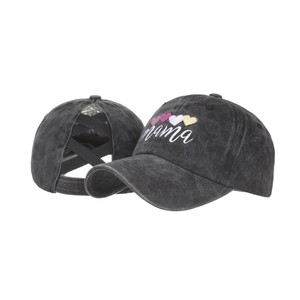 Casquette noire délavée pour femme avec broderie mama et ouverture croisée pour queue de cheval