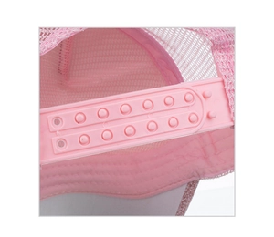 Detail der rosa Netzstoff-Struktur und der verstellbare Snapback-Verschluss am Hut