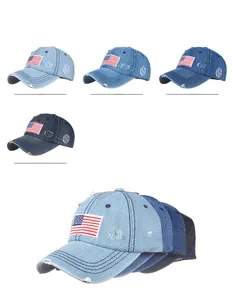 Dettaglio dei berretti in denim lavato con ricamo della bandiera USA in quattro tonalità di blu