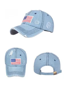 Viste dettagliate del cappellino in denim lavato con ricamo bandiera USA e fori usurati