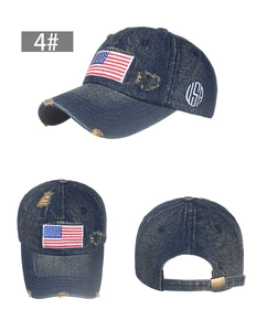 Dettaglio del cappello da baseball in denim lavato con bandiera USA e finitura vintage