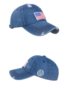 Dettaglio del cappellino da baseball in denim lavato con toppa bandiera USA e ricamo laterale