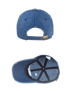 Dettaglio del cappello USA in denim con fibbia in metallo ed etichetta della composizione