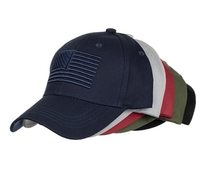Vue détaillée de cinq casquettes de baseball avec drapeau américain brodé en couleurs