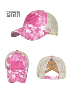 Detailansicht der pinkfarbenen Batik-Pferdeschwanz-Trucker-Kappe mit Sternenmuster