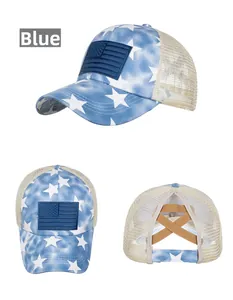Detail der Baseballkappe mit Sternenflagge und elastischem Kreuz-Pferdeschwanz-Design
