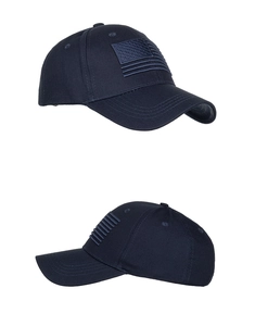 Détail d'une casquette de baseball en coton bleu marine avec drapeau américain