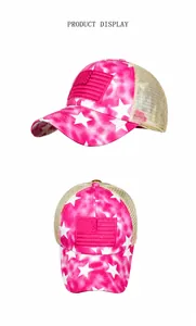 Detaillierte Vorder- und Seitenansicht der gewaschenen pinkfarbenen Star Trucker Mütze