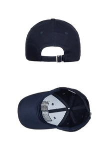 Détails de la boucle métallique et de la doublure étoilée sur cette casquette en coton bleu