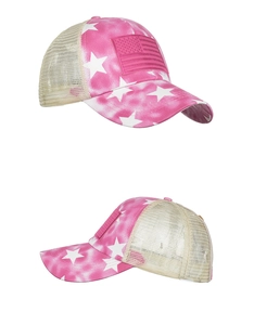 Detail der rosaroten Tie-Dye Trucker Cap mit weißen Sternen und US-Flaggen-Gummipatch