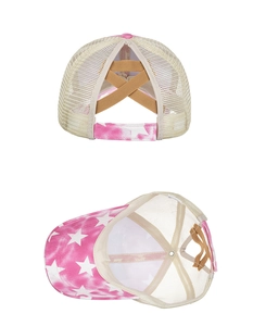 Detail der pinken Trucker-Mütze mit weißen Sternen und überkreuzten Gummibändern für Zöpfe