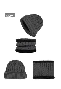 Détail de la maille torsadée et de la doublure en polaire épaisse de l'ensemble d'hiver gris