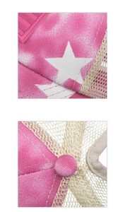 Detailaufnahme der rosa Mesh-Baseballkappe mit weißen Sternprints und feiner Naht