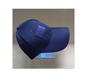Vue détaillée de la broderie drapeau américain sur casquette de baseball bleue
