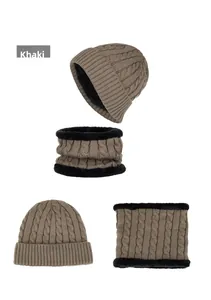 Détail de l'ensemble bonnet et cache-col en maille torsadée kaki avec doublure polaire
