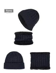 Détails de l'ensemble bonnet et tour de cou en tricot torsadé bleu marine avec doublure