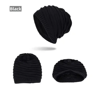 Detailansicht der schwarzen Strickmütze mit warmem Fleecefutter und dicker Rippenstruktur