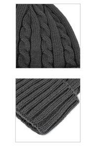 Détail de la maille torsadée gris foncé et du revers côtelé d'un bonnet d'hiver doublé