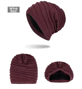 Detailansicht der weinroten Strickmütze mit dickem schwarzen Fleecefutter für den Winter