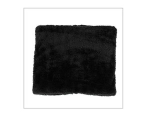 Détail de la doublure douce en fausse fourrure noire pour le tour de cou d'hiver