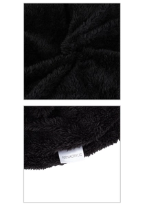 Detailansicht der Wintermütze mit weicher schwarzer Fleece-Struktur aus 100 % Acryl