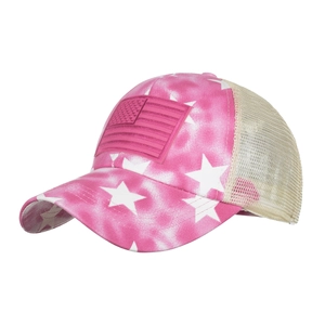 Rosa Tie-Dye Mesh-Baseballcap mit Sternmuster und Flaggen-Patch auf weißem Hintergrund