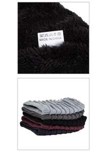 Detailansicht des dicken Fleecefutters und Strickdesigns von warmen Wintermützen in versch. Farben