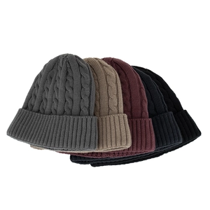 Bonnets d'hiver en maille torsadée en gris foncé, kaki, bordeaux et noir avec revers