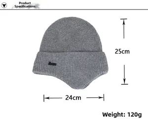 Detailoverzicht van grijze gebreide muts met oorkleppen, hoogte 25 cm en breedte 24 cm