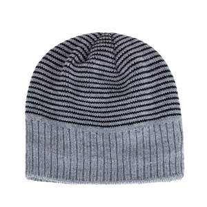 Bonnet d'hiver en tricot à rayures horizontales gris et noir avec bordure côtelée