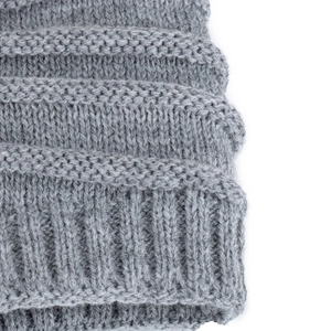 Graue Strickmütze für Herren mit weichem Fleecefutter und gerippter Textur für den Winter