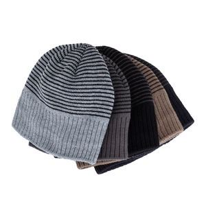 Lot de quatre bonnets en tricot à rayures dans les tons gris et marron pour l'hiver