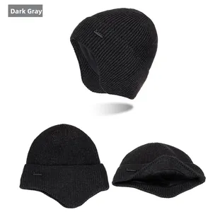 Detail van de donkergrijze gebreide muts met warme fleecevoering en oorbeschermers