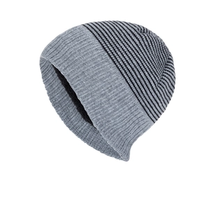Bonnet minimaliste rayé en maille acrylique grise et noire pour l'hiver au chaud
