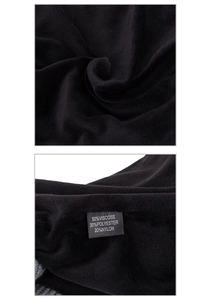 Detail van het label met 50% viscose en 30% polyester op de gebreide wintermuts