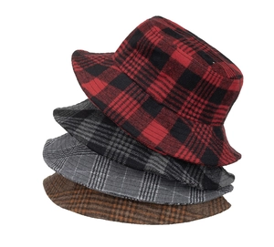 Détail de quatre bobs en laine à carreaux disponibles en rouge, gris et nuances de marron