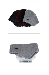 Detail van de gebreide muts met diverse kleuren en gewichtsmeting van 119 gram