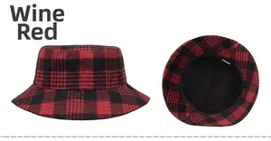 Détail du chapeau cloche à carreaux bordeaux montrant la doublure et la texture laine