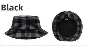 Détail du chapeau bob en laine à carreaux noirs montrant la doublure et l'étiquette