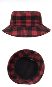 Détail de chapeau bob à carreaux rouge et noir montrant la doublure noire et l'étiquette