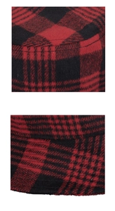 Détail de la texture en laine à carreaux rouges et noirs et coutures du chapeau