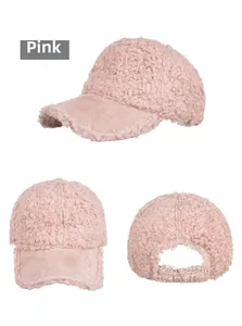 Vues détaillées d'une casquette baseball rose en sherpa avec sangle réglable et visière daim