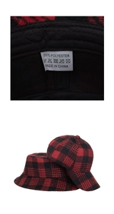 Détail de l'étiquette 100% polyester et texture du chapeau bob en laine à carreaux rouge