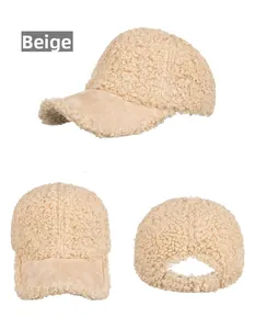 Trois vues d'une casquette beige en laine d'agneau montrant la texture et la sangle réglable