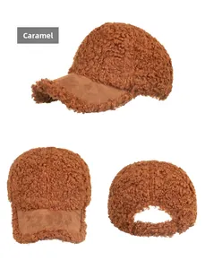 Vue sous trois angles d'une casquette de baseball caramel en polaire effet mouton