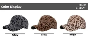 Detailansicht der flauschigen Leoparden-Basecaps in Grau, Kaffee-Braun und Beige