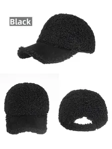 Vue détaillée de la casquette noire en laine d'agneau avec visière en cuir mat