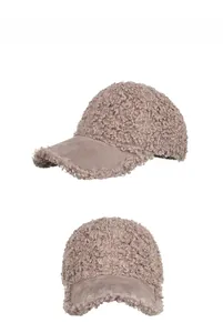 Détails d'une casquette en laine d'agneau rose montrant la texture douce et la visière