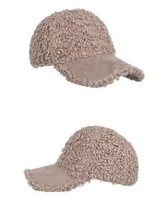 Détails de la texture en laine d'agneau et de la visière courbée de la casquette marron